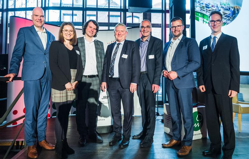 V.l.n.r.: Dr. Jan Martin Wiarda, Ramona Fels (JRF), Matthi Bolte-Richter (Grüne), Helmut Seifen (AfD), Dietmar Bell (SPD), Raphael Tigges (CDU) und Prof. Dieter Bathen (JRF).