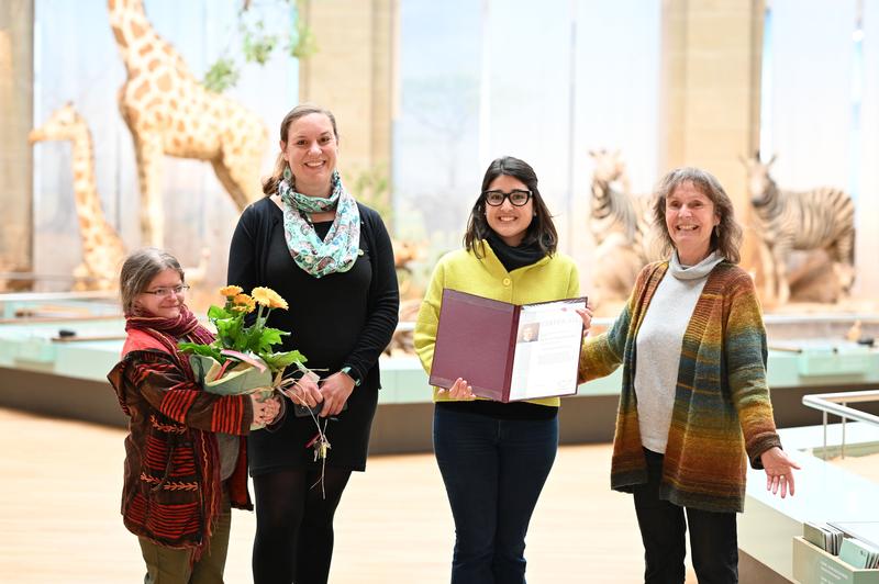 Prof. Dr. Heike Wägele überreicht die Urkunde für den Preis an Dr. Mariana Chuliver Pereyra. Dr. Karen Meusemann, Dr. Claudia Koch, Dr. Mariana Chuliver, Prof. Dr. Heike Wägele (vlnr). 