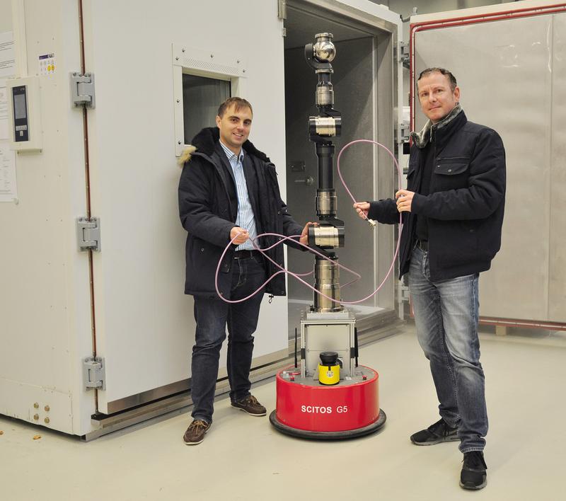 Prof. Dr.-Ing. Bernd Langer (rechts) und Prof. Dr.-Ing. Martin Kipfmüller haben an der Hochschule Karlsruhe – Technik und Wirtschaft ein Verfahren zur automatisierten Herstellung und Montage von Kabelbäumen entwickelt. 