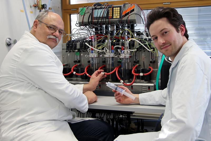 Prof. Dr. Andreas Beyer (l.) und Richard Löffler (r.) von der Westfälischen Hochschule bereiten ein Forschungskonzept für eine verbesserte Wasseraufbereitung an Autowaschstraßen vor.