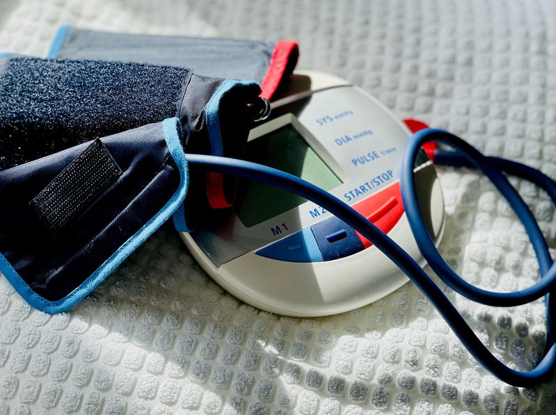 Ein Blutdruckmessgerät ist das wichtigste Instrument zur Blutdruckkontrolle. 