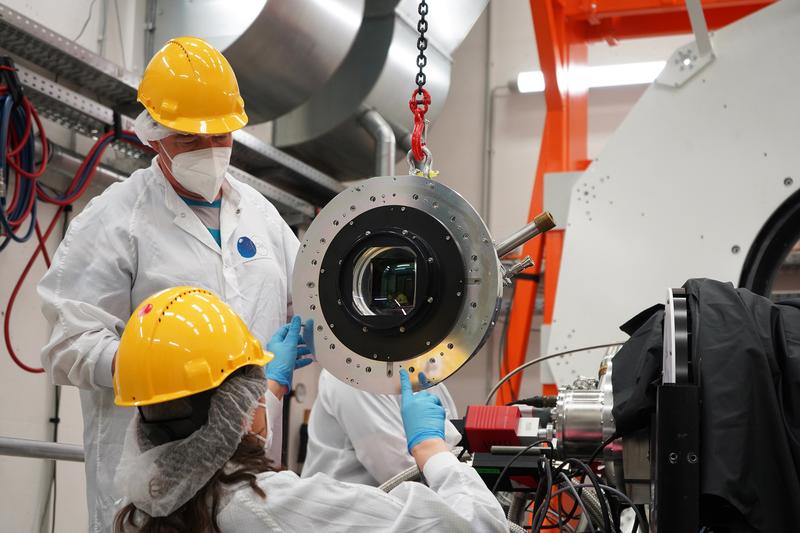 In der Integrationshalle des AIP installiert das Team den Detektor an den roten Arm des Spektrographen