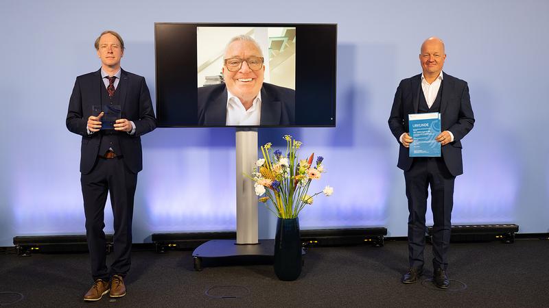 Dr. Philipp Hillmeister und Prof. Ivo Buschmann (v.l.n.r.) erhalten den VIP+ Validierungspreis