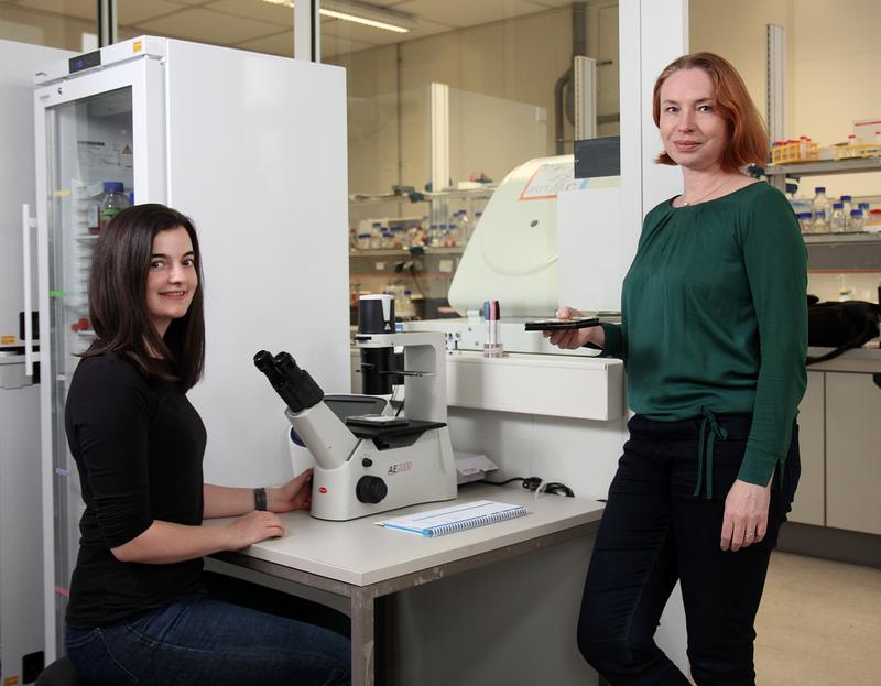 Prof. Dr. Zuzana Storchová (rechts) mit ihrer Mitarbeiterin Kristina Keuper.