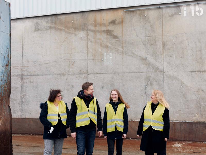 Arbeiten im Team an den neuen Farbstoffsolarzellen (v.l.): Prof. Dr. Hildegard Manz-Schumacher, Fabian Schoden, Katharina Schnatmann, Prof. Dr. Eva Schwenzfeier-Hellkamp, allesamt vom Institut für Technische Energie-Systeme (ITES) der FH Bielefeld. 