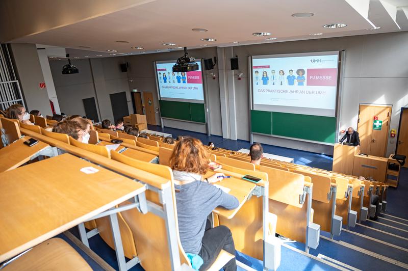 Die Eröffnung der PJ-Messe übernahm Prof. Dr. Michael Gekle (am Pult) im Hörsaalgebäude des Universitätsklinikums Halle. Gleichzeitig wurde diese auch online auf Hyhyve übertragen für jene Besucher:innen, die nicht vor Ort vorbeischauen konnten.