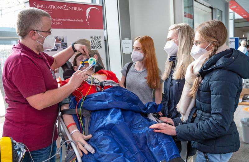 Am Dorothea-Erxleben-Lernzentrum der Medizinischen Fakultät Halle, zu dem auch das SkillsLab gehört, wird es ein vielfältiges PJ-Curriculum angeboten.