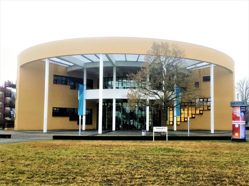 Blick auf das Konrad-Zuse-Medienzentrum auf dem Senftenberger Campus der BTU.