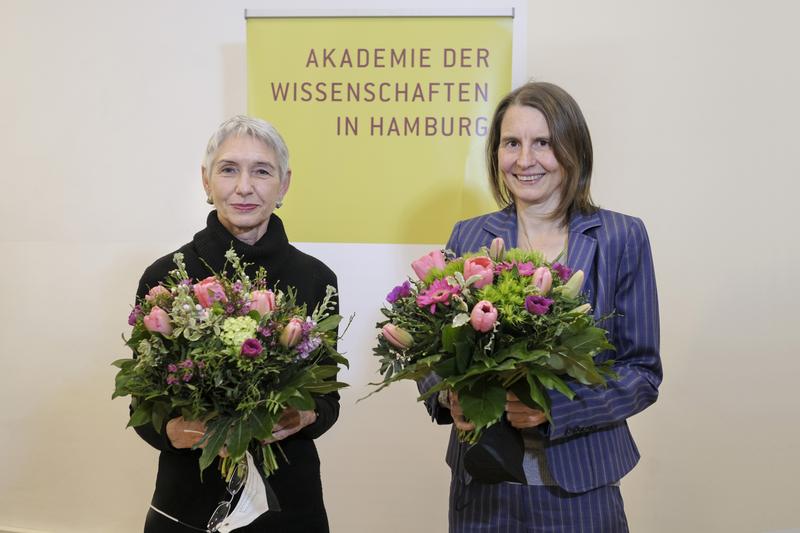 Vizepräsidentin Prof. Dr. Gabriele Clemens (links) und Vorstandsmitglied Prof. Dr. Tania Lincoln nach ihrer Wahl in den Vorstand am 8. April 2022. 