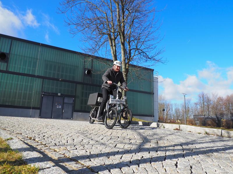 Lastenfahrrad aus dem Projekt SteigtUm auf dem Campus der TU Freiberg.