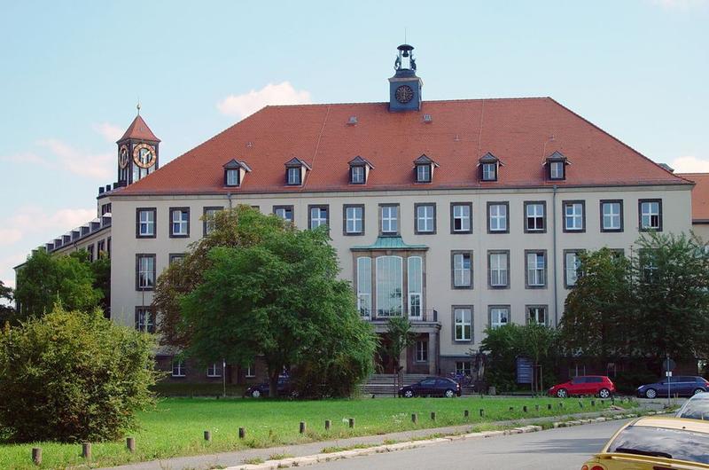 Weberplatz, Sitz der Fakultät Erziehungswissenschaften an der TU Dresden