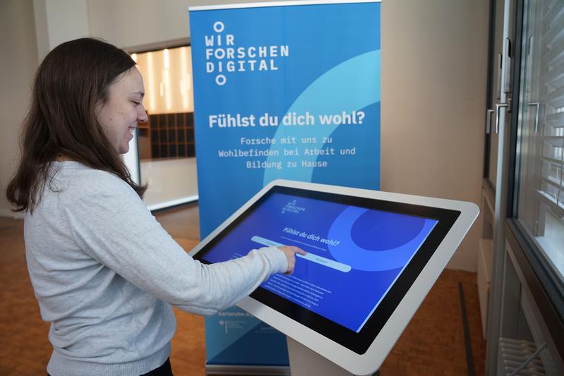 Terminals mit Touchscreens an öffentlichen Orten wie dem Karlsruher ZKM machen Bürgerinnen und Bürger auf das Mitmachprojekt zum Thema Homeoffice neugierig. (Foto: IISM, KIT)