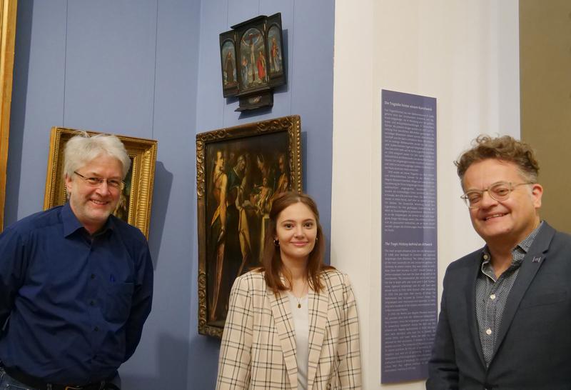 Dankbar für die Dauerleihgabe des Altärchen (oben Mitte) für die Universität (von links): Guido Fackler, Inga Benedix und Damian Dombrowski.
