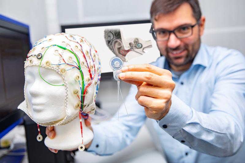 Mit einer EEG-Haube misst Professor Dr. Waldo Nogueira Vazquez die akustischen und elektrischen Signale bei der Hörverarbeitung im Gehirn 