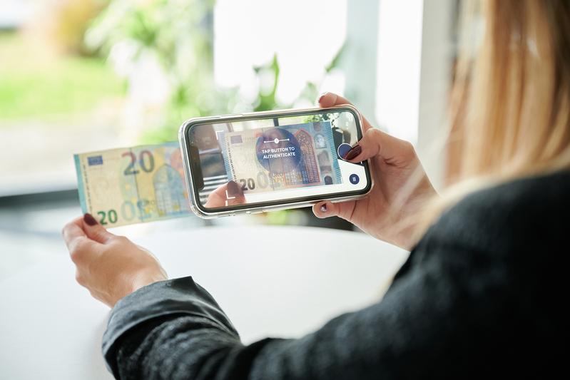 Die App ValiCash™ ist in der Lage, die Echtheit einer Banknote zu prüfen und stellt je nach Modell des mobilen Endgeräts in weniger als einer Sekunde fest, ob sie gefälscht oder echt ist.