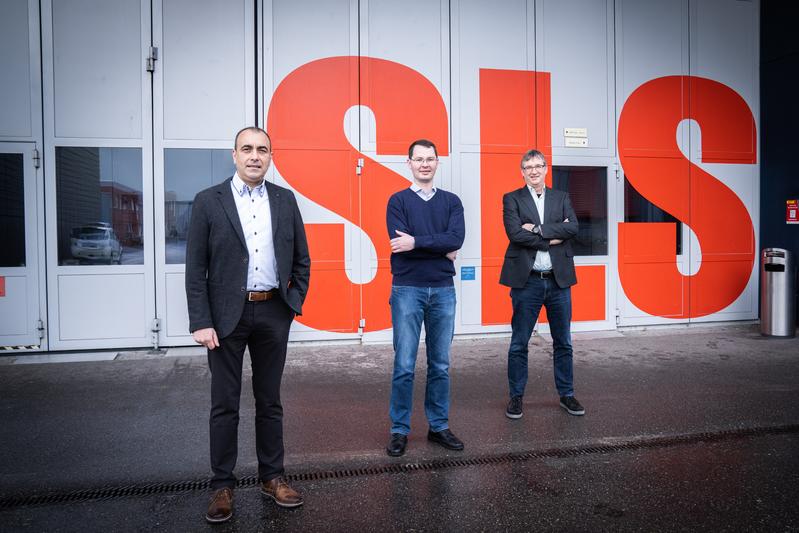 Das Forscherteam vor der Synchrotron Lichtquelle Schweiz (von links): Andrea Prota, Tobias Mühlethaler und Michel Steinmetz