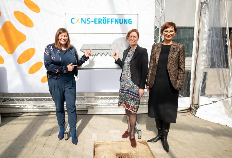 Hamburgs Wissenschaftssenatorin Katharina Fegebank, Schleswig-Holsteins Bildungsministerin Karin Prien und Bundesforschungsministerin Bettina Stark-Watzinger (v.l.n.r.) übergaben den Schlüssel für den länderübergreifenden Forschungsneubau.