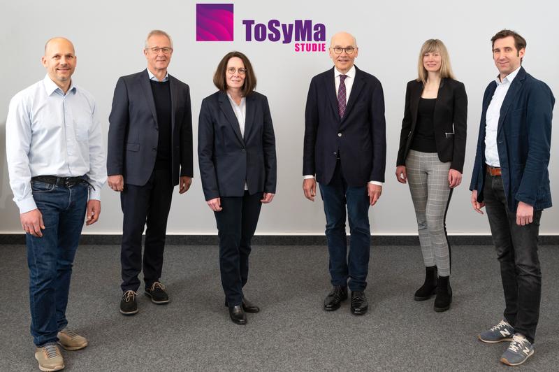 Das Gruppenbild zeigt die Autorinnen und Autoren der ToSyMa-Studie.