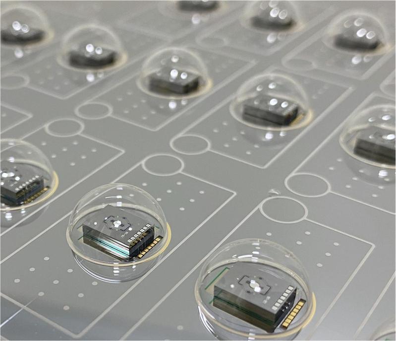 Mit Scannerspiegeln bestückter Substratwafer, die Verkapselung der Bauelemente ist hier mit einem Glasdeckelwafer realisiert.