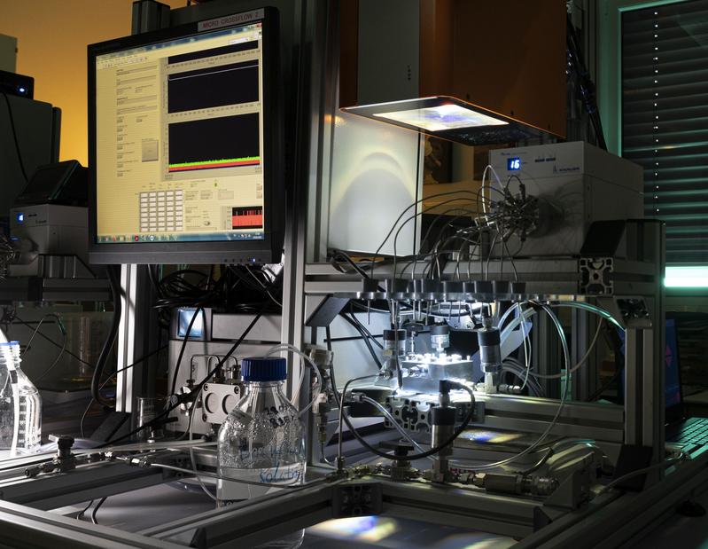 Photokatalytische Membranfiltrationsanlage mit Sonnensimulator. Die Membranen sind mit Titandioxid beschichtet. (Foto: Markus Breig, KIT)