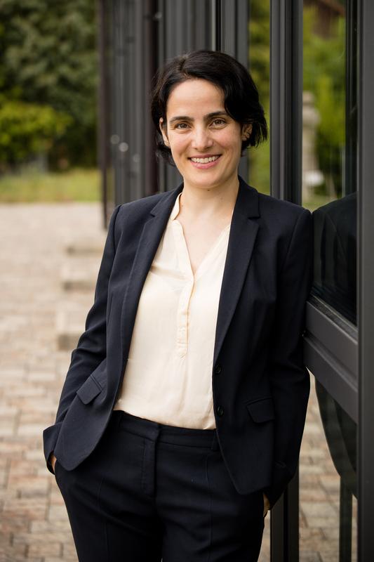 Adriana Pálffy-Buß übernimmt die neu eingerichtete W2-Professur für Theoretische Quanteninformation und Quantenoptik in Würzburg.