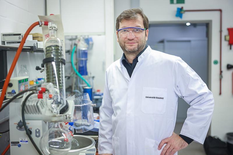 Prof. Dr. Thorsten Glaser von der Universität  Bielefeld leitet die neue Forschungsgruppe  „Bioinspirierte Oxidationskatalyse mit Eisenkomplexen“. 