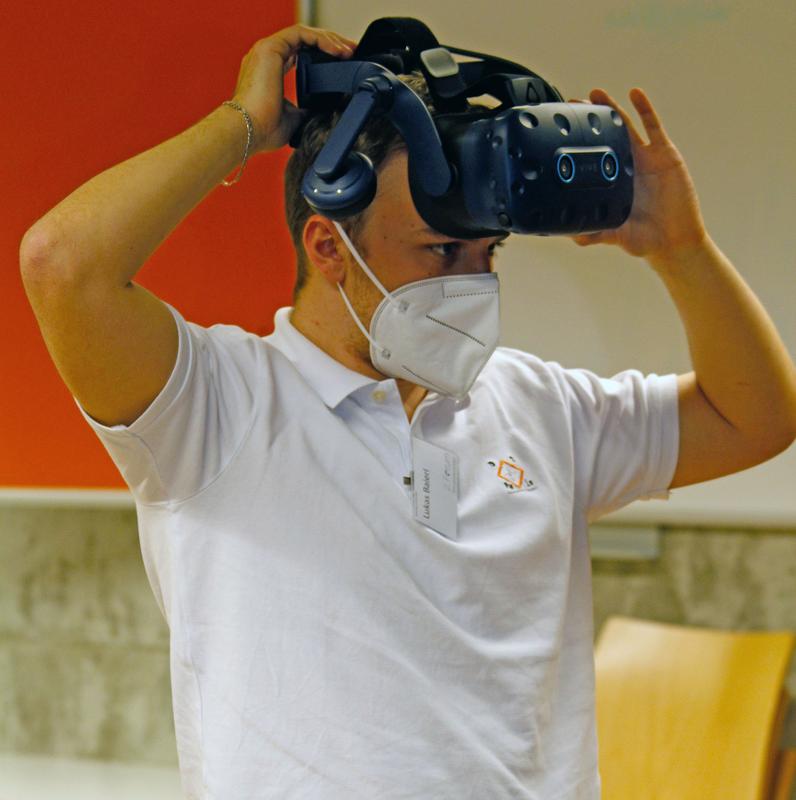 Lukas Baierl präsentierte Virtual-Reality-Szenarien in der rettungsdienstlichen Ausbildung 