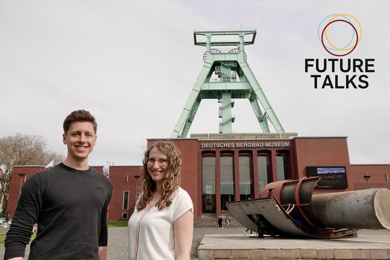 Das Organisationsteam der Future Talks vor dem Deutschen Bergbau-Museum Bochum: Maximilian Bertamini und Lisa Cohen