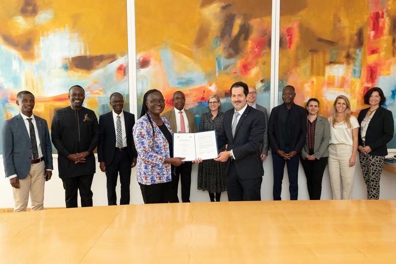 Die Vize-Kanzlerin der KNUST, Prof. Rita A. Dickson, und TUM-Präsident Prof. Thomas F. Hofmann bei der Unterzeichnung des Memorandum of Understanding - im Hintergrund die Delegationen.