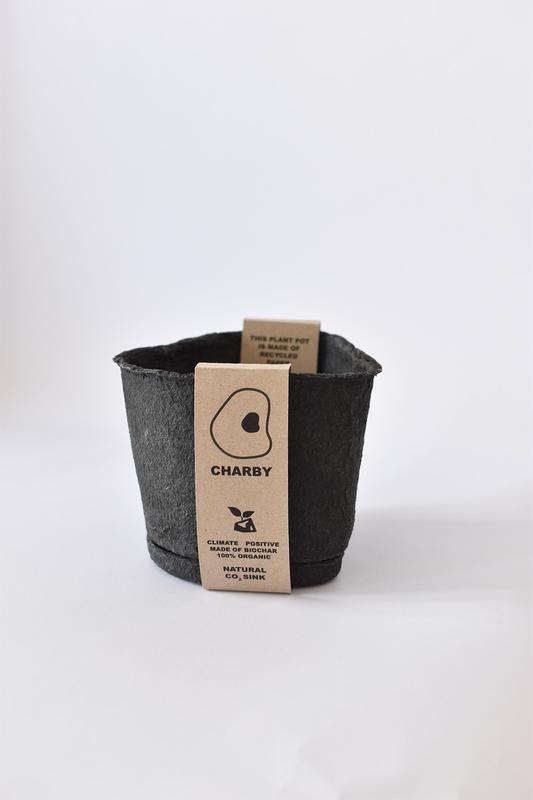 »Charby« wurde aus verkohlten Schalen von Sonnenblumenkernen aus der Region gefertigt.