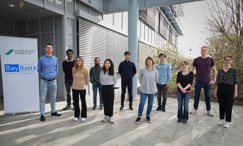 In front of the entrance to the new BayBatt building: Members of the working groups of Prof. Dr. Matteo Bianchini and Prof. Dr.-Ing. Fridolin Röder. Outside left and right: BayBatt coordinators Dr. Matthias Daab and Dr. Julia Menzel.