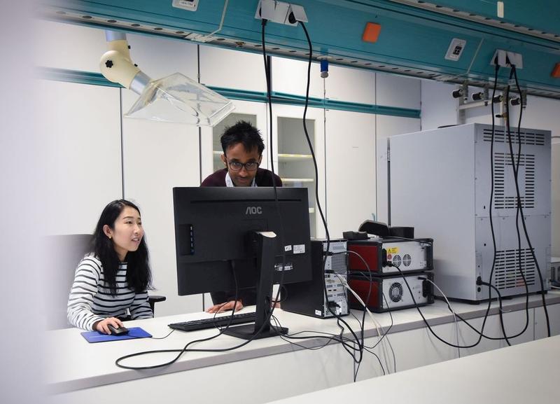 Mingzhe Han M.Sc. and Srivatsan Ramasubramanian M.Sc., research assistants and doctoral students in the team of Prof. Dr.-Ing. Fridolin Röder (from left). The team researches methods for the development of modern battery management systems.