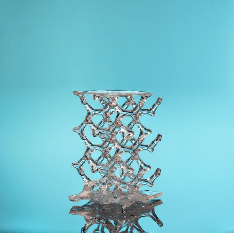 Foto eines Tetrakaidekaeders mit Gitterstruktur.