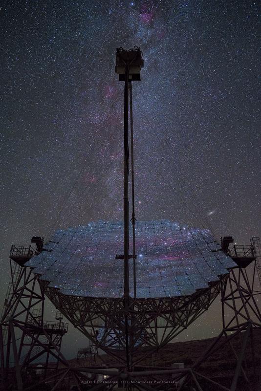 -	Das MAGIC-Teleskopsystem bei der Beobachtung des Novaausbruchs von RS Ophiuchi in der Nacht der Entdeckung der sehr energiereichen Gammastrahlen (11. August 2021).