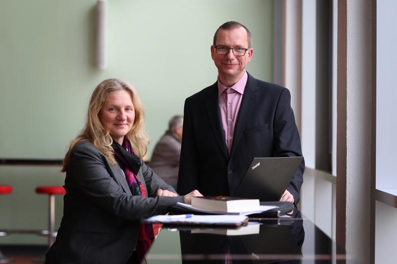 Anja Jonas und Prof. Dr. Heinz-Jürgen Voß (Prorektor für Studium und Lehre, Professor für Sexualwissenschaft und Sexuelle Bildung und Betreuer der Doktorarbeit von Anja Jonas) 