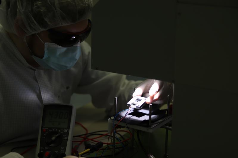 Measurement of a tandem solar cell under a solar simulator.