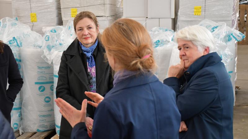 Die Beauftragte für Auswärtige Kulturpolitik des Auswärtigen Amts, Irmgard Maria Fellner (l.), besuchte das KGR-Logistikzentrum und sprach mit der Projektleiterin der KulturGutRetter Katja Piesker (m.) und der DAI-Präsidentin Friederike Fless