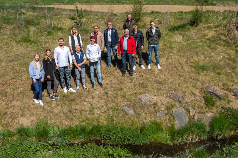 Vertreterinnen und Vertreter der Hochschule Koblenz sowie der Verbandsgemeinde Weißenthurm beim Ortstermin am Lützelbach in Mülheim-Kärlich 