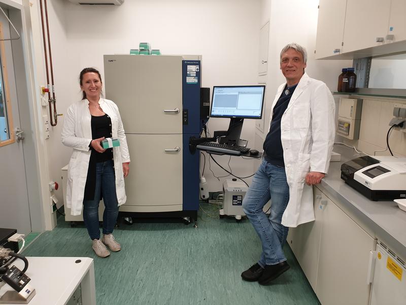 Tatjana Lang (l.) and Dr. habil. Maik Behrens in their laboratory