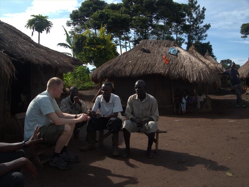 Dr. Fabien Schultz während der Befragung von traditionellen Heilern in Uganda.