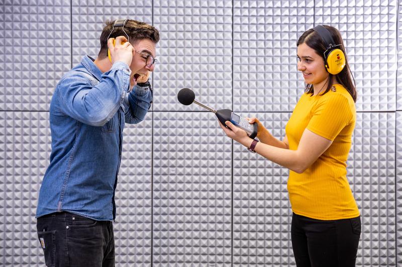 Studierende im Akustiklabor der Ernst-Abbe-Hochschule Jena