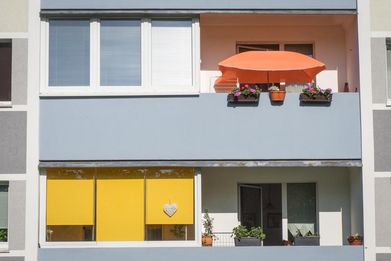 Sonnenschutz für Gebäude hat viele Gesichter - was baulich sinnvoll ist, vermitteln nun Weiterbildungsangebote für genossenschaftliche und kommunale Wohnungsunternehmen.