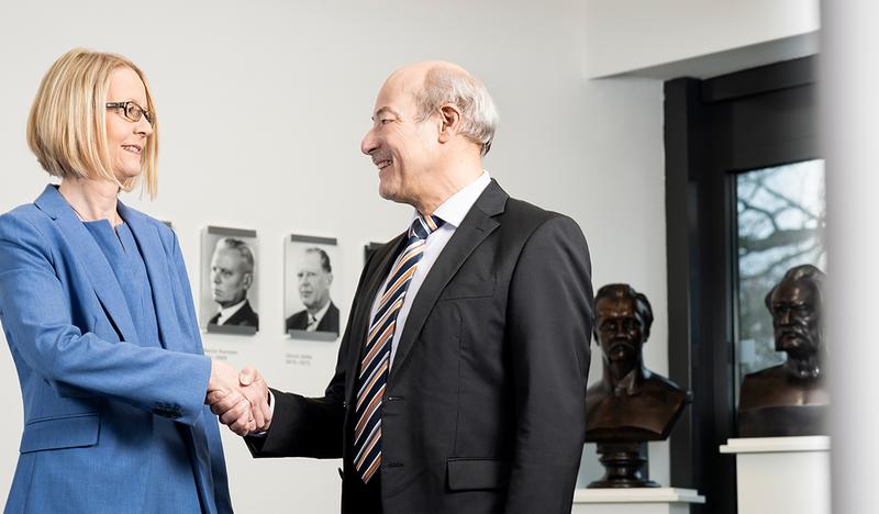 Wechsel im Präsidium: Prof. Dr. Cornelia Denz ist die neue Präsidentin der PTB. Sie übernimmt am 1. Mai 2022 das Amt von Prof. Dr. Joachim Ullrich, der in das Präsidium der DPG wechselt. 