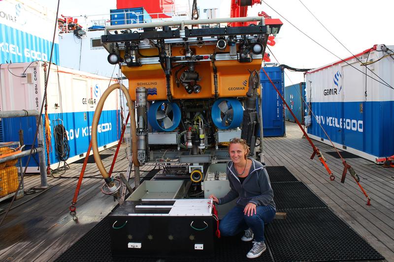 BRIESE-Preisträgerin Kathrin Busch an Bord des Forschungsschiffes SONNE, mit dem sie an einer Expedition im Südpazifik teilnahm. Mit Hilfe des ROV Kiel 6000 vom GEOMAR beprobte sie dort sehr tiefe Schwammgründe bis knapp 5000 m Wassertiefe.