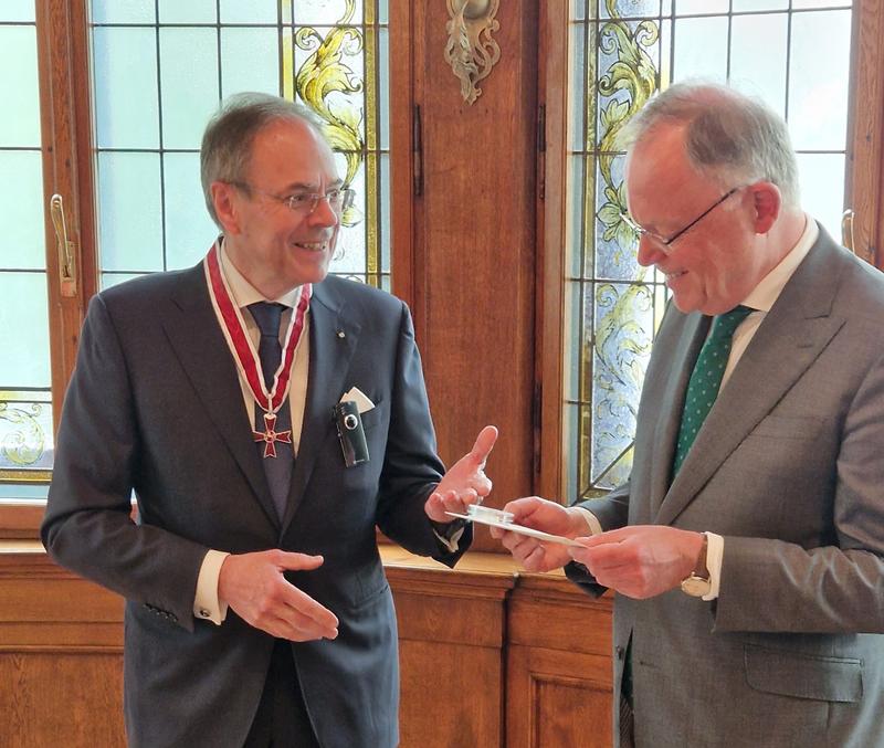 Professor Lenarz (links) erhält aus der Hand von Ministerpräsident Weil den Niedersächsischen Verdienstorden. 