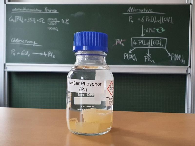 TUD-Chemikern ist es gelungen, weißen Phosphor (P4) gezielt in eine alternative und wesentlich weniger problematische P-Zwischenstufe zu überführen.