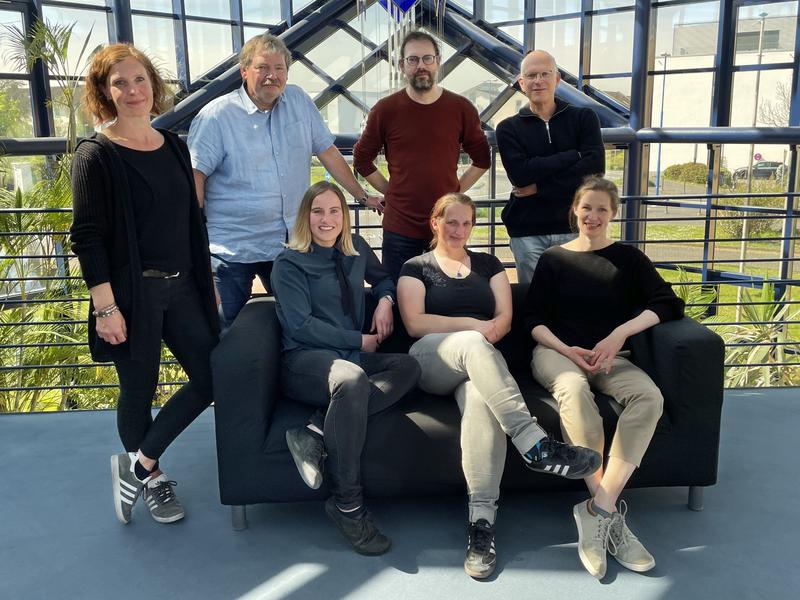 Das Clickmer-Systems-Team im Gründer- und Technologiezentrum Rheinbach (von links): Stefanie Büsch, Dr. Joachim Schorr, Dr. Maren Hamann, Prof. Dr. Günter Mayer, Dr. Nora Karnowski, Prof. Dr. Michael Famulok und Dr. Elisa Merklinger. 