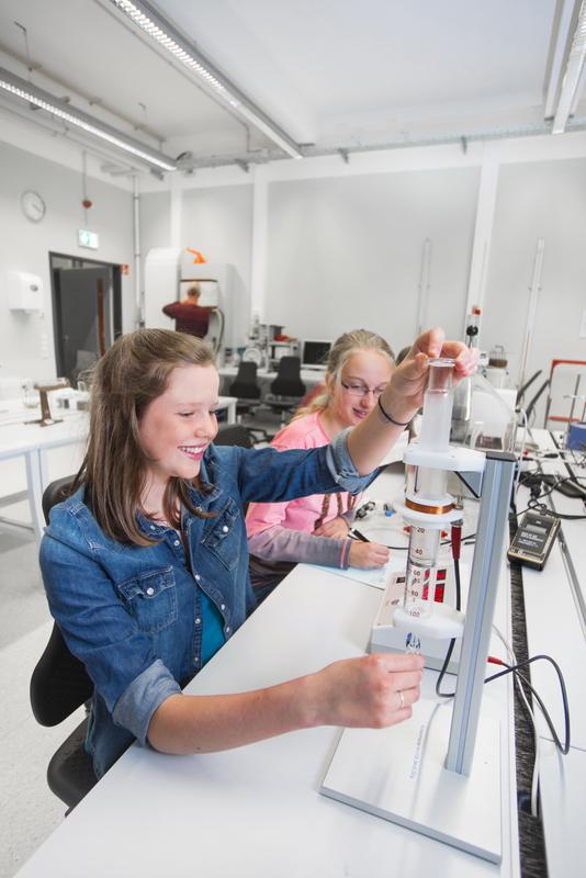 Junge Menschen bis 26 Jahren können an der TU Ilmenau ein Jahr lang in Wissenschaft und Technik reinschnuppern