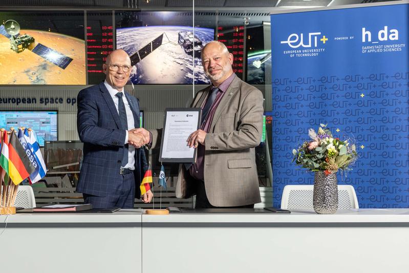 Dr. Rolf Densing, ESA Director of Operations and h_da president Prof. Dr. Arnd Stenmetz, after the signing of the agreement at ESA in Darmstadt. 