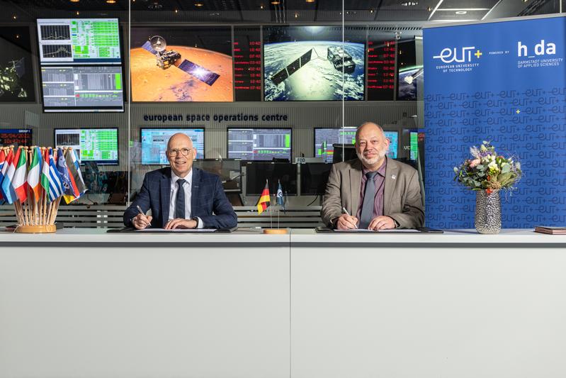 Dr. Rolf Densing, ESA Director of Operations and h_da president Prof. Dr. Arnd Stenmetz are signing the agreement at ESA in Darmstadt. 